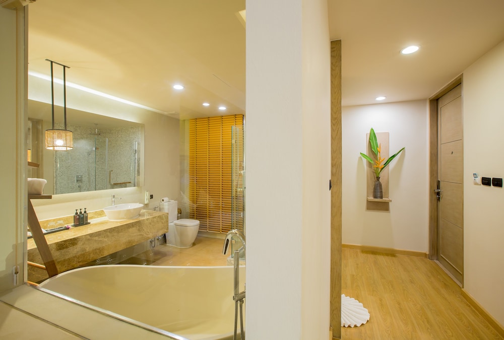 Deluxe, King Bed, Sea Front, with Fan, Mandarava Resort and Spa 3/3