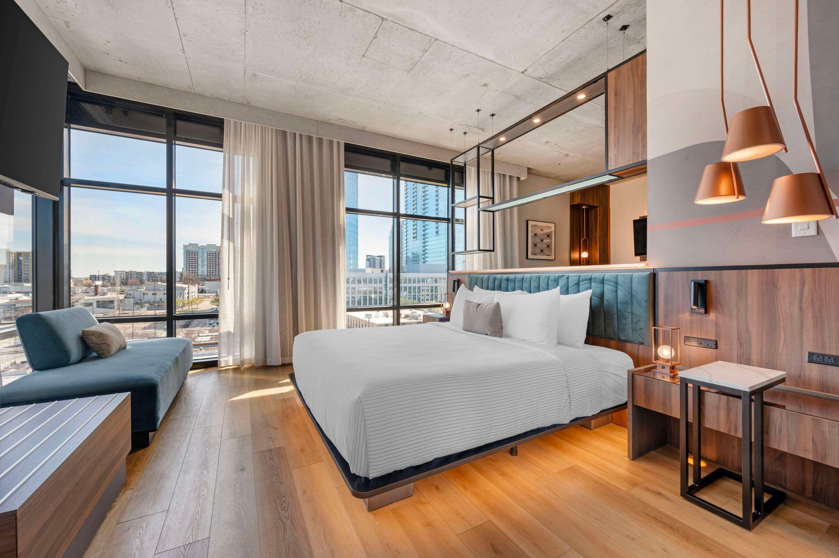 SUITE, KING BED
