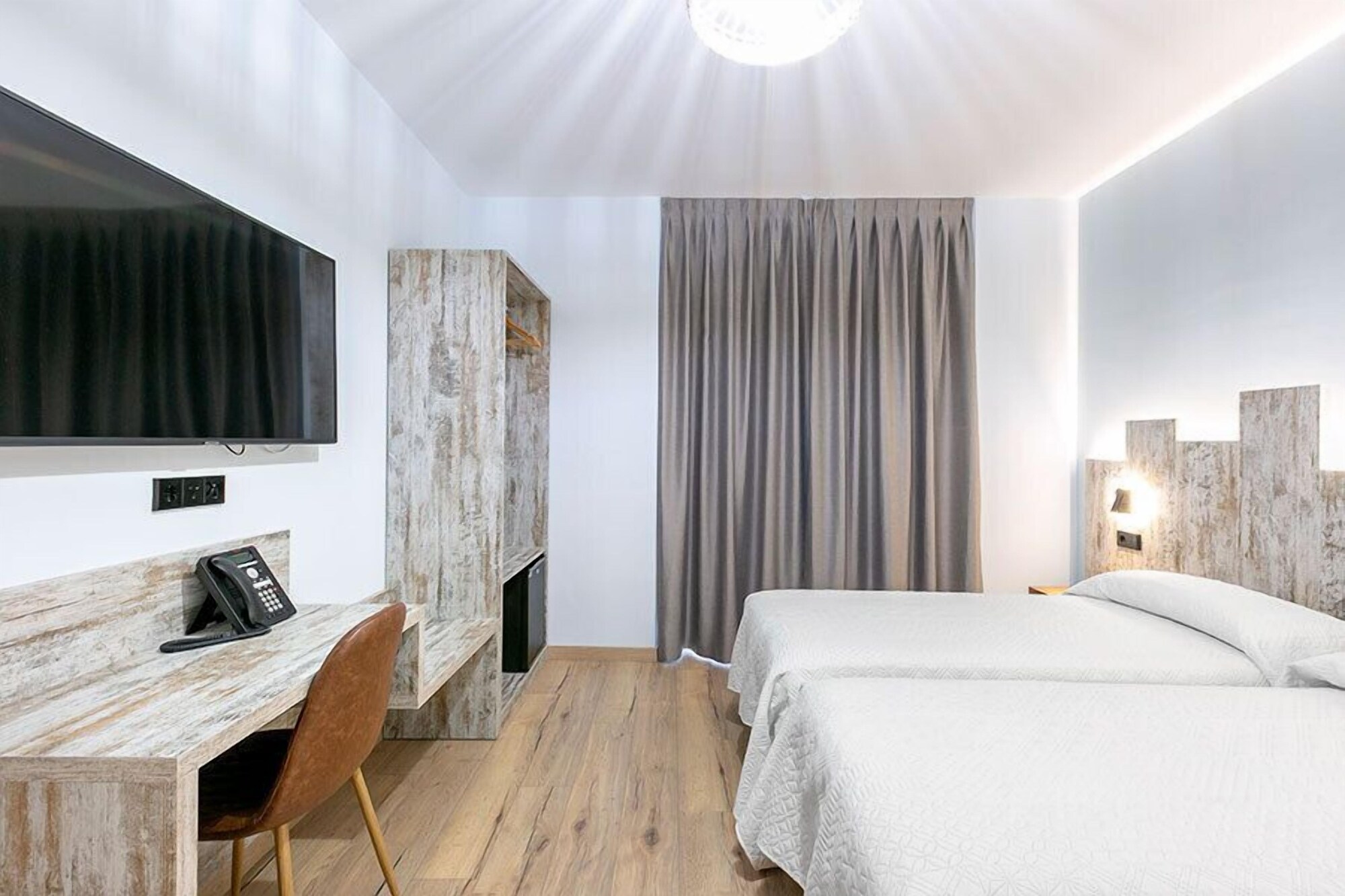 ROOM, DOUBLE BED