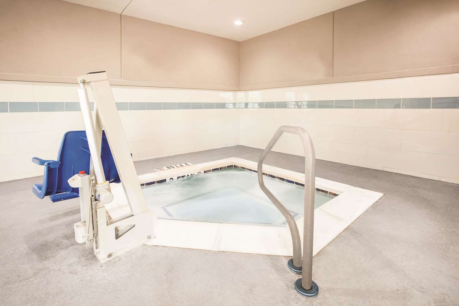 La Quinta Inn & Suites by Wyndham Dallas Plano - The Colony 10/20