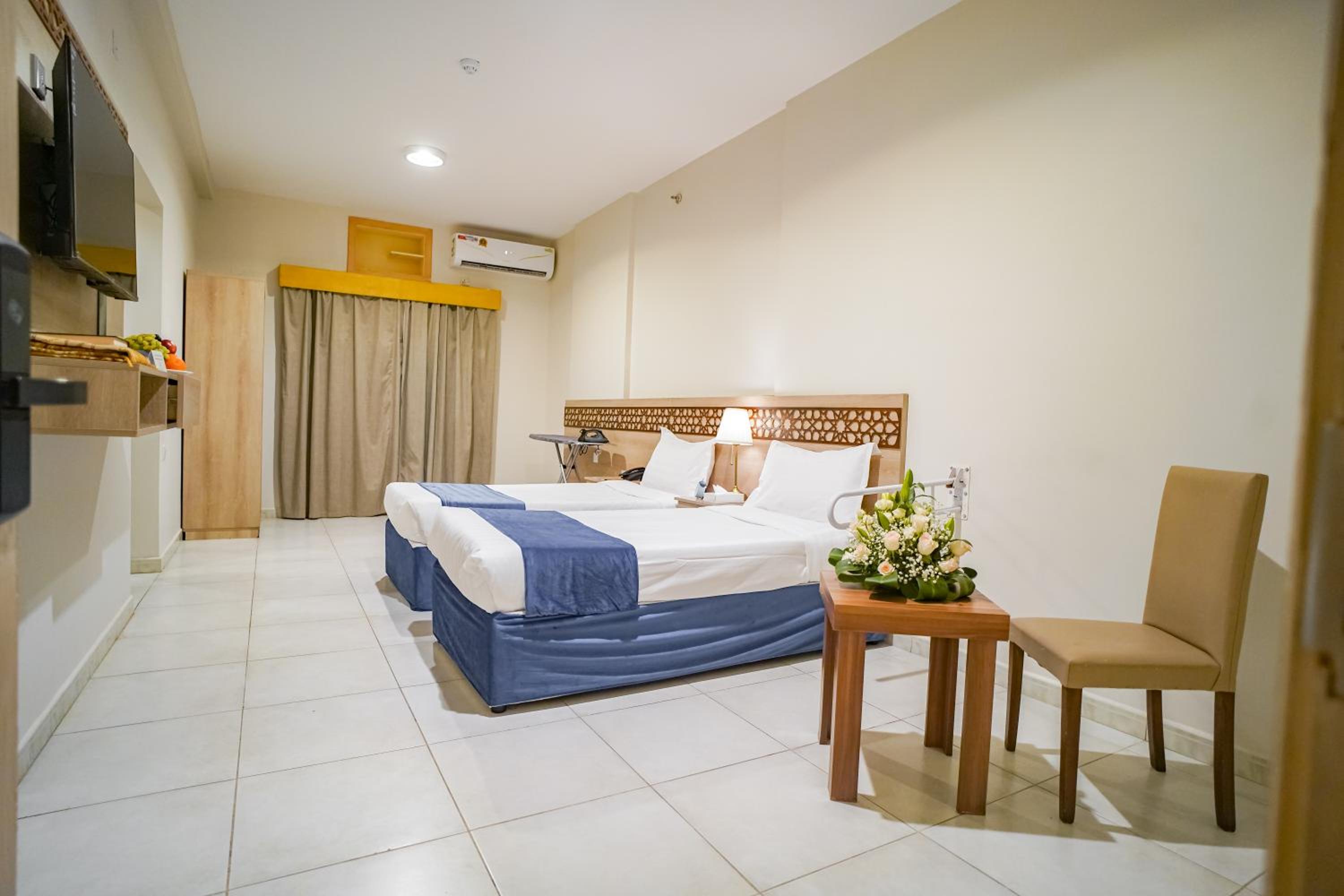 ROOM, TWIN BEDS