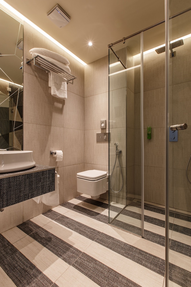 Hotel Opera Mamaia 68/70