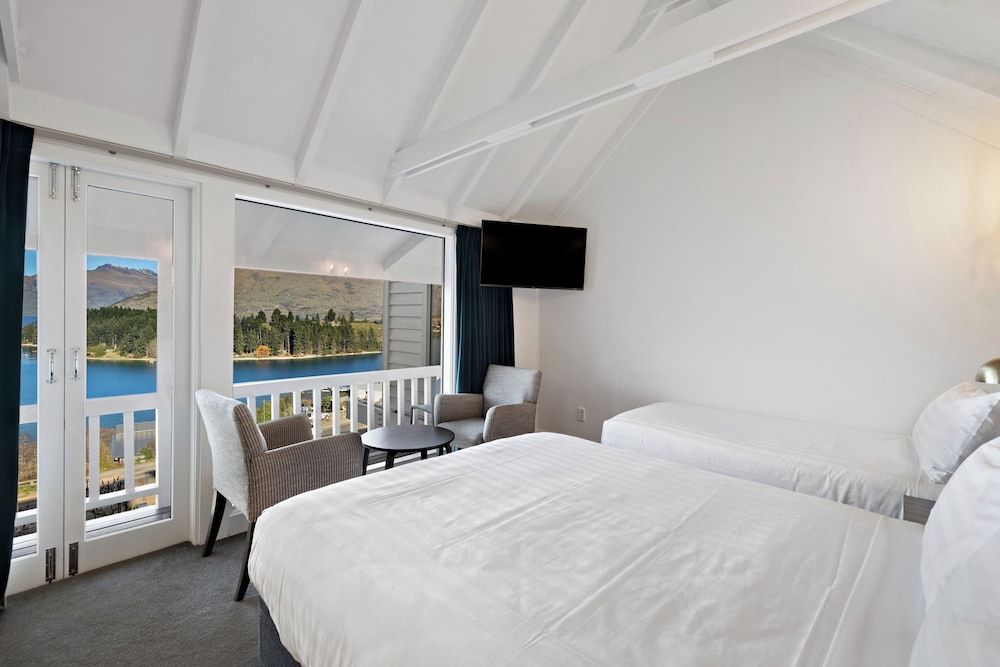 STUDIO, QUEEN BED