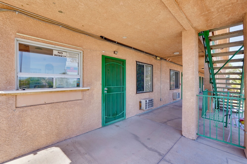 Crown Motel 8/66