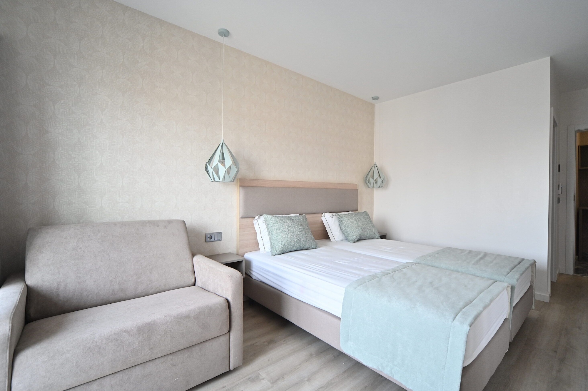 ROOM, DOUBLE OR TWIN BED, WITH EXTRA BED