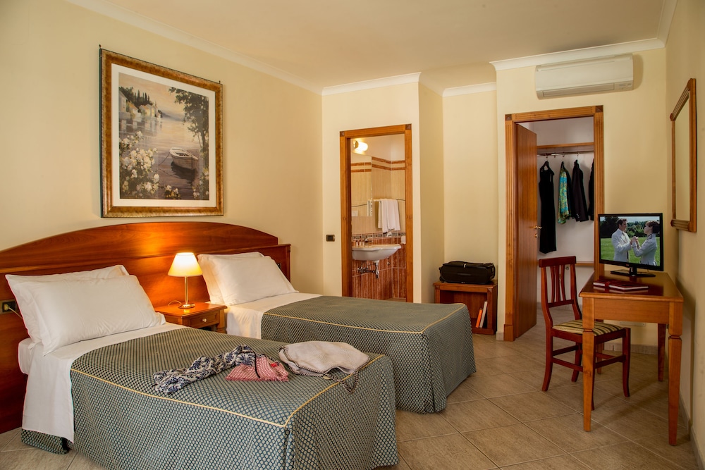 ECONOMY, DOUBLE OR TWIN BED