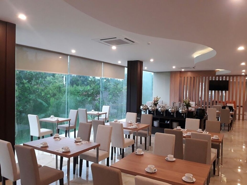 Front One Hotel Airport Solo 37/50