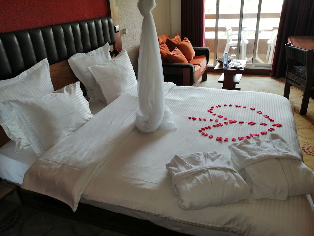 DELUXE, KING BED