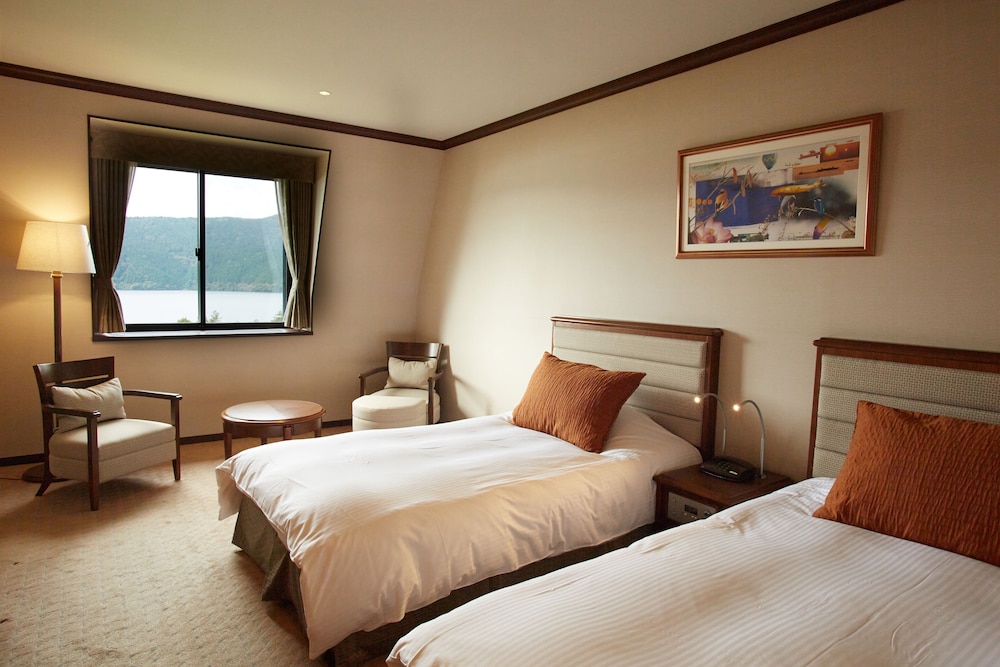 Hotel de Yama, Hakone Lakeside 8/66