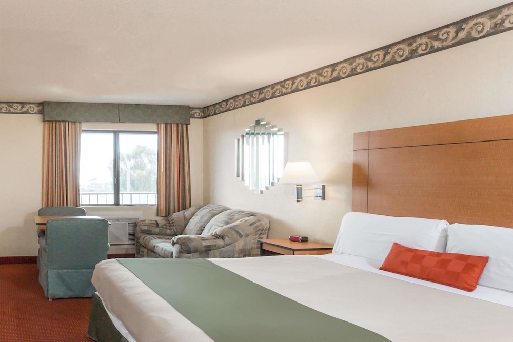 Travelodge by Wyndham San Clemente Beach 7/50