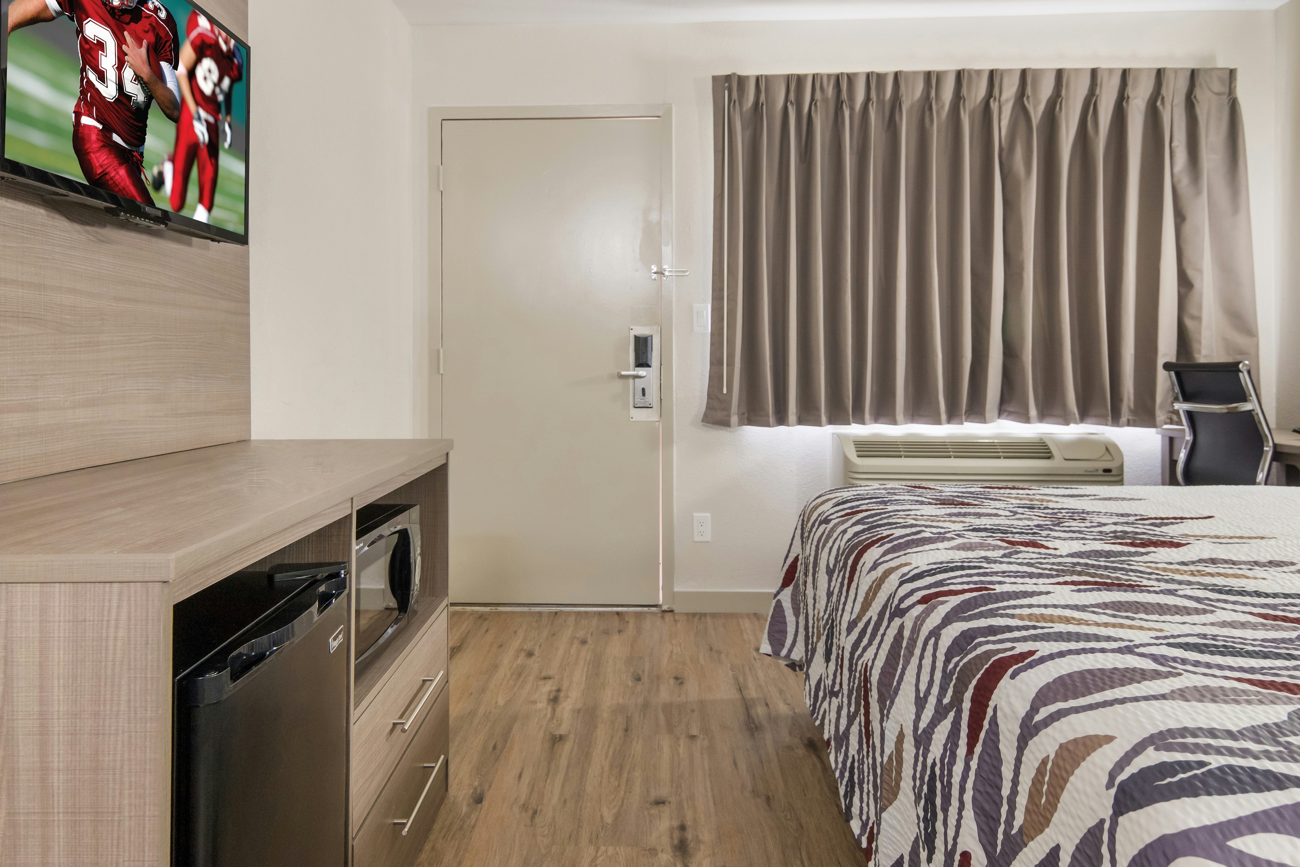 غرفة قياسية بسرير كينج للمدخنين لذوي الإعاقة