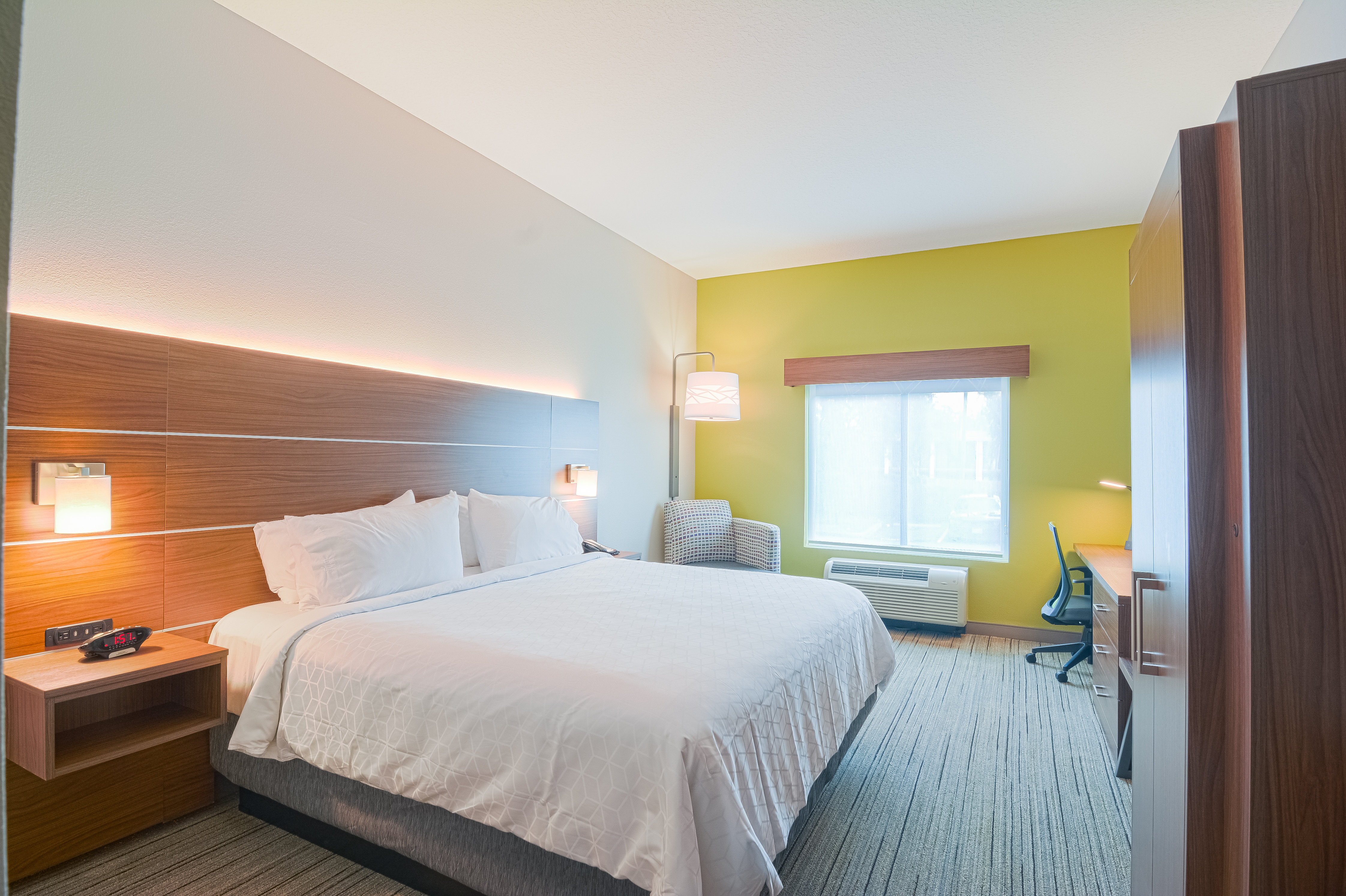 Holiday Inn Express Hotel Suites Tampa Usf Busch Gardens 32/70