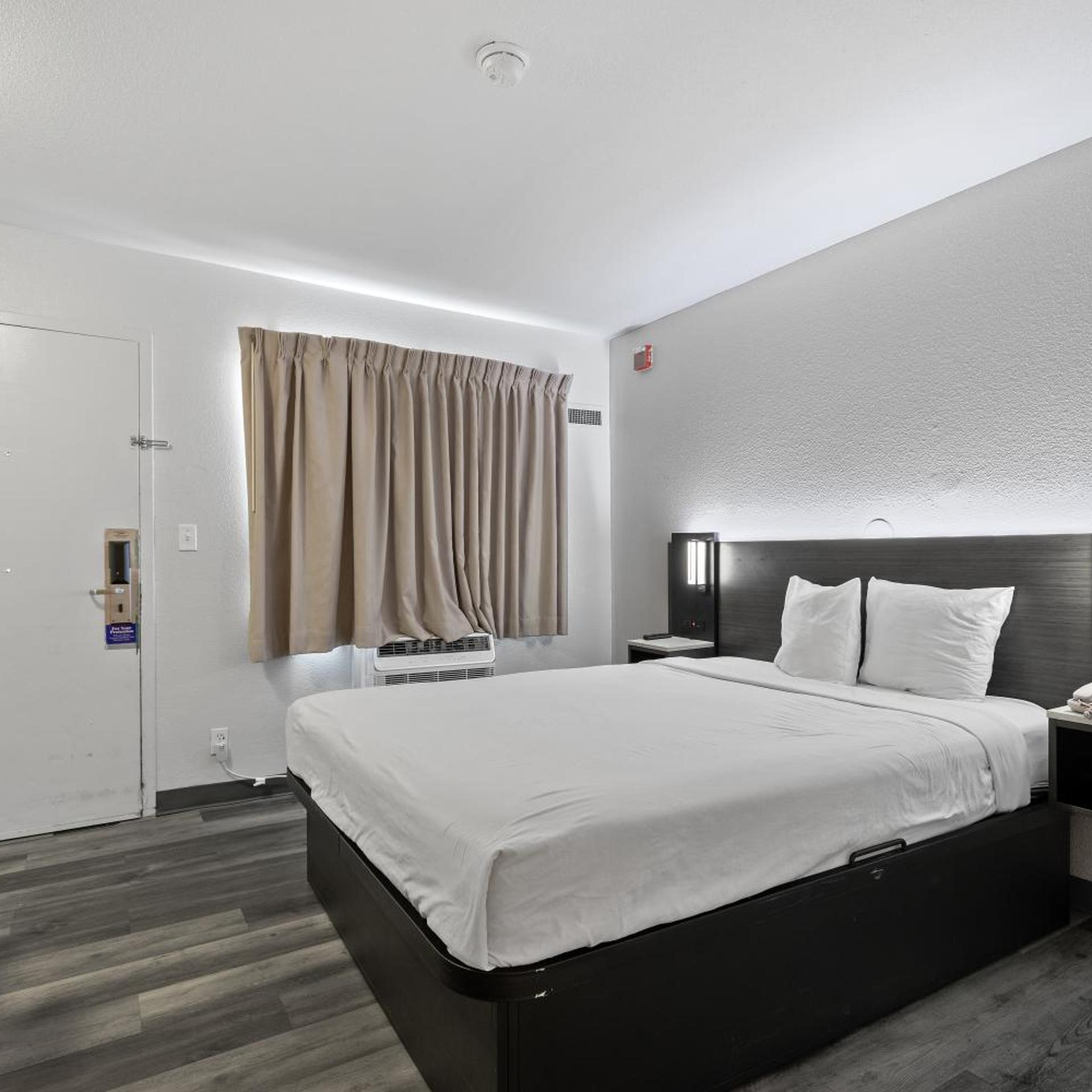 1 Queen Bed ADA/RI Shower/Mini Fridge, Motel6 Oceanside, CA 6/10