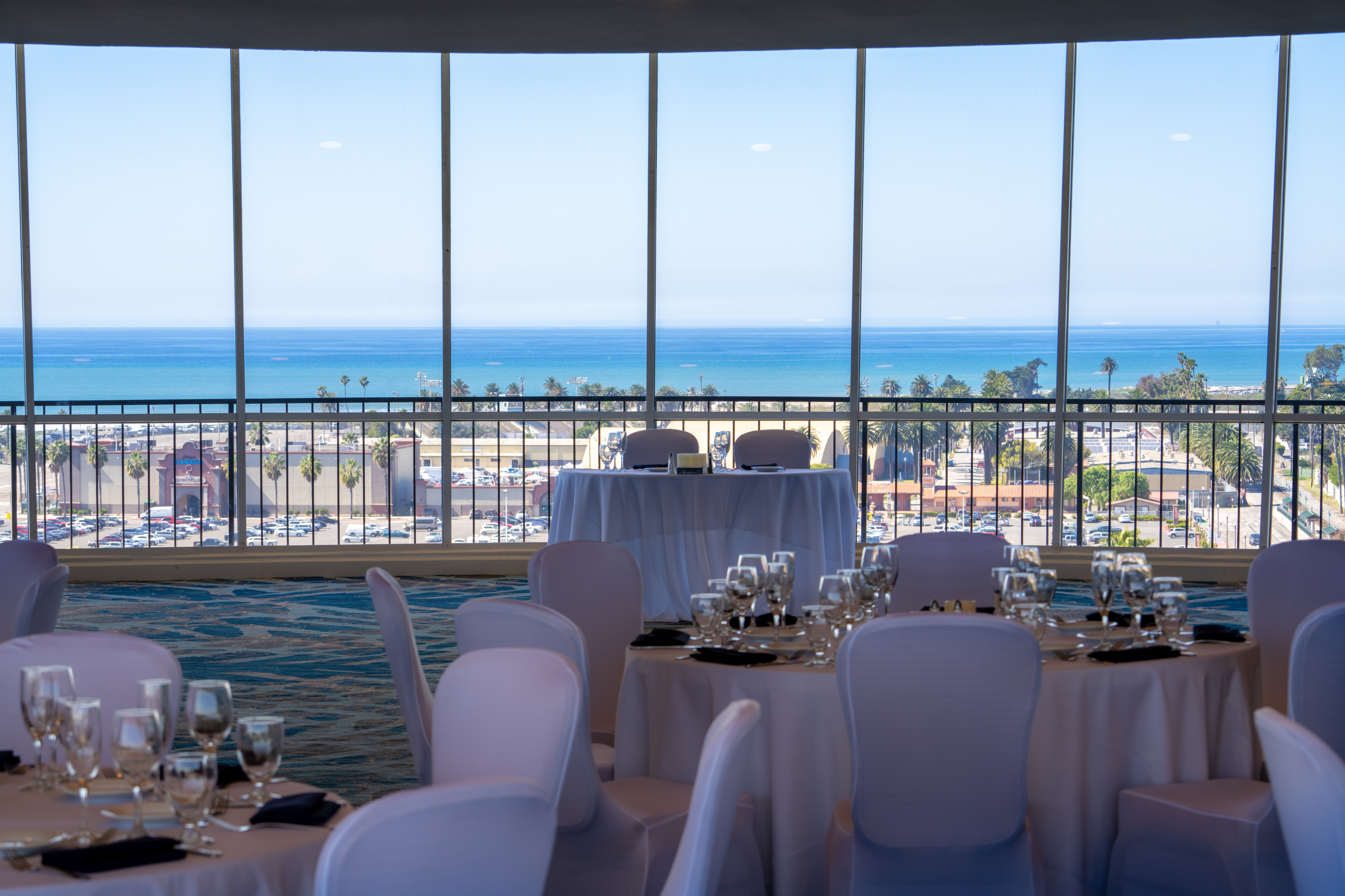 Crowne Plaza Ventura Beach 57/74