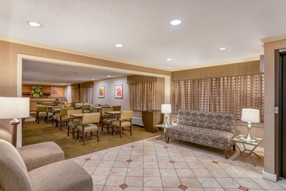 La Quinta Inn & Suites by Wyndham Nashville Airport 9/63