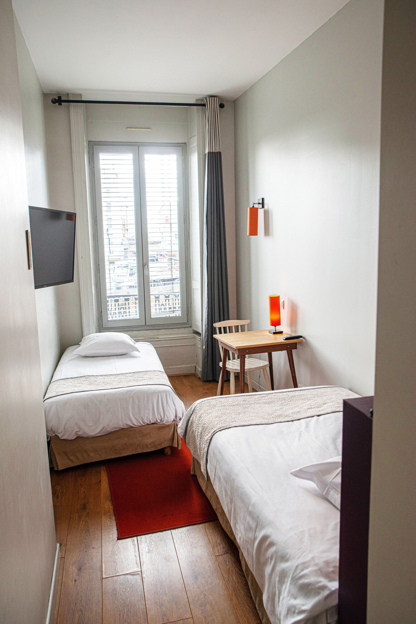ROOM, TWIN BEDS