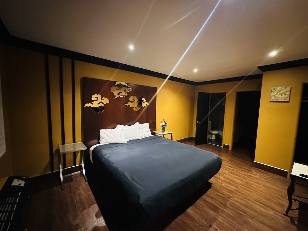 Casa Blanca Inn & Suites 17/67