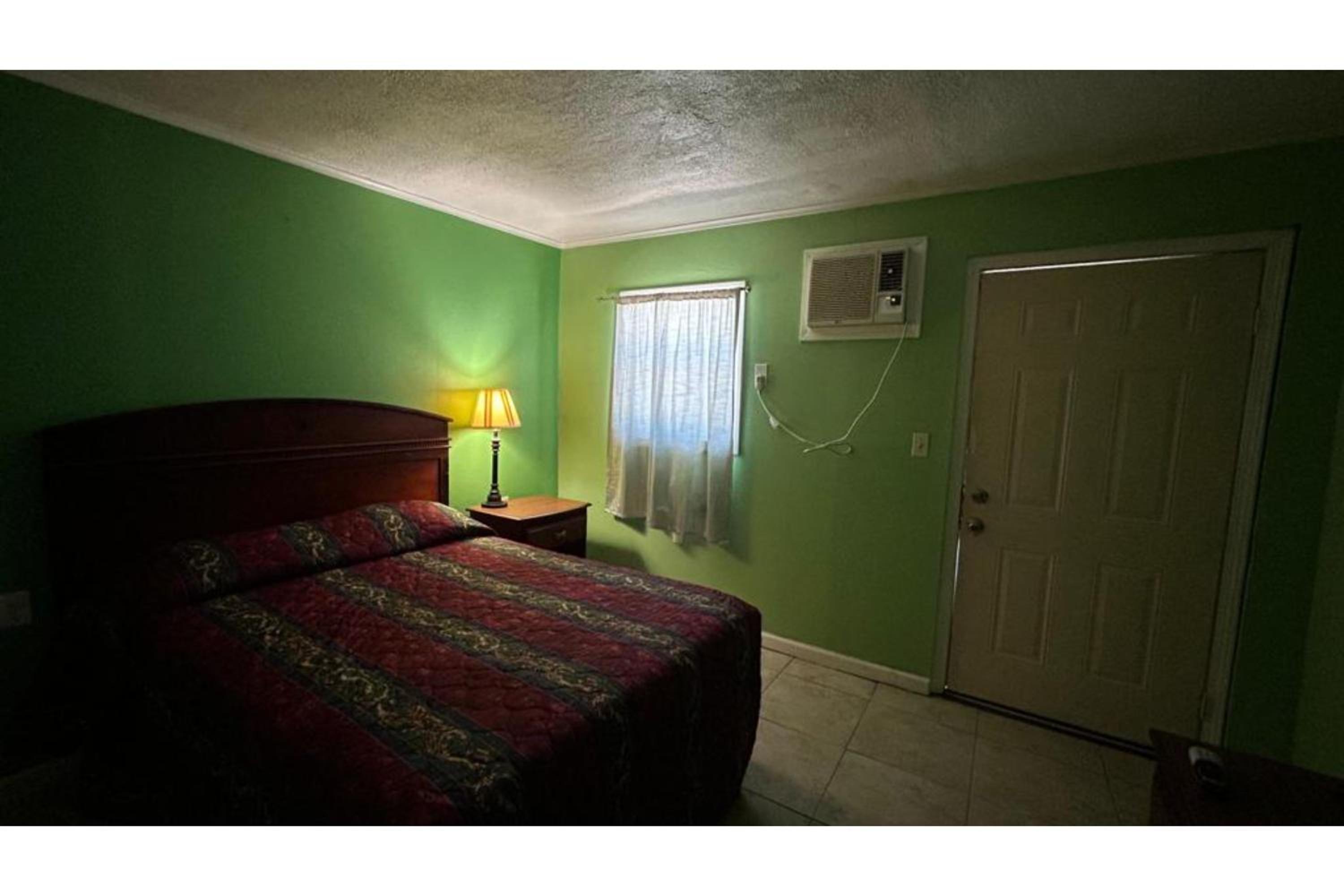 ROOM, DOUBLE BED
