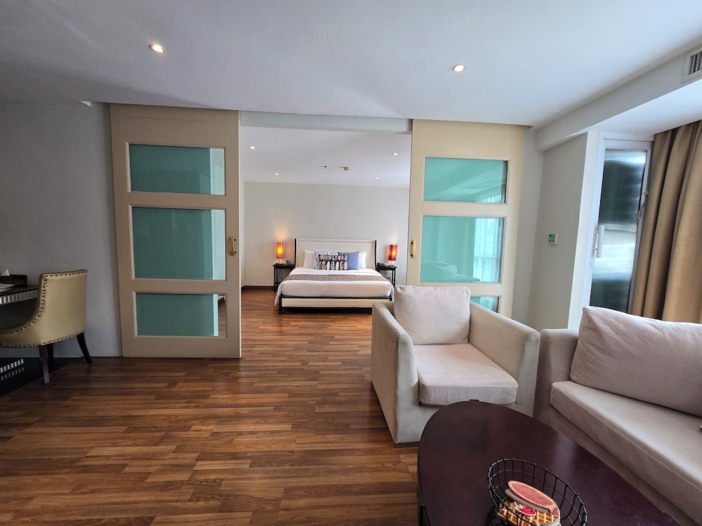 The Bless Hotel And Residence 48/80