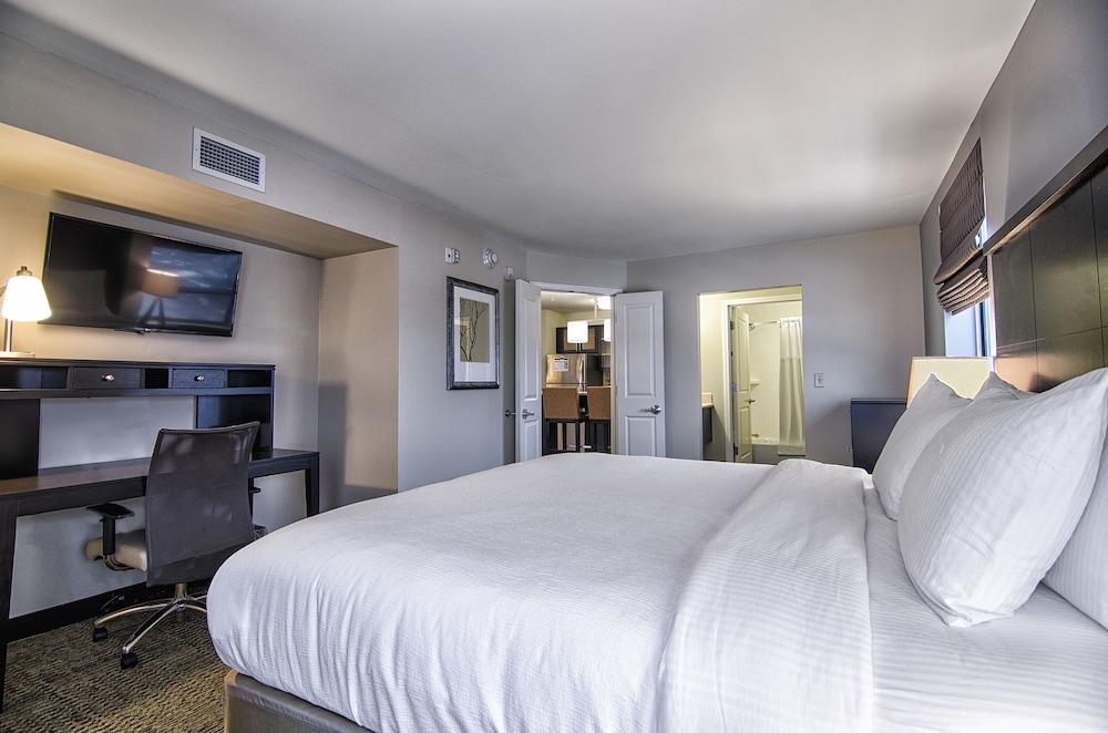 STAYBRIDGE SUITES MARQUETTE 17/82