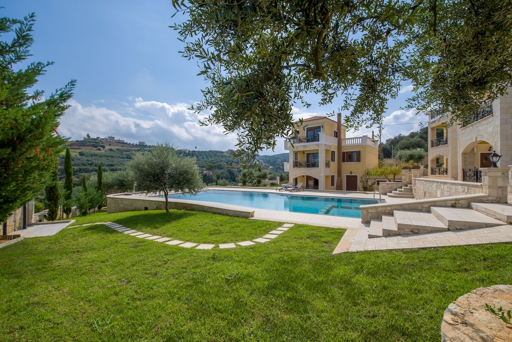 Casa Leone Suites 42/50