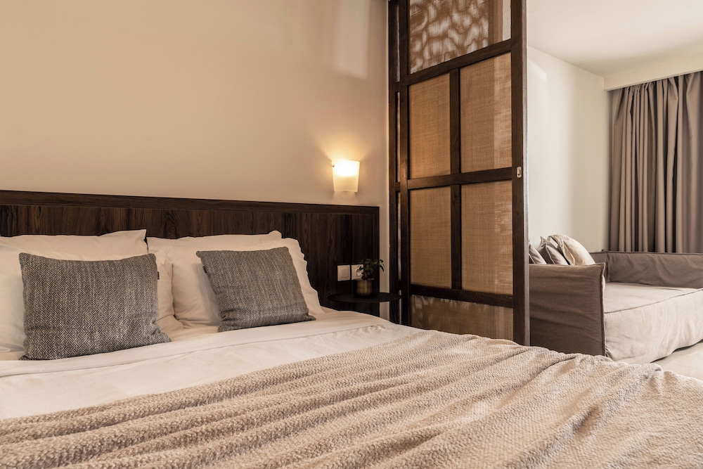 SUITE DELUXE 1 BEDROOM SHARING POOL