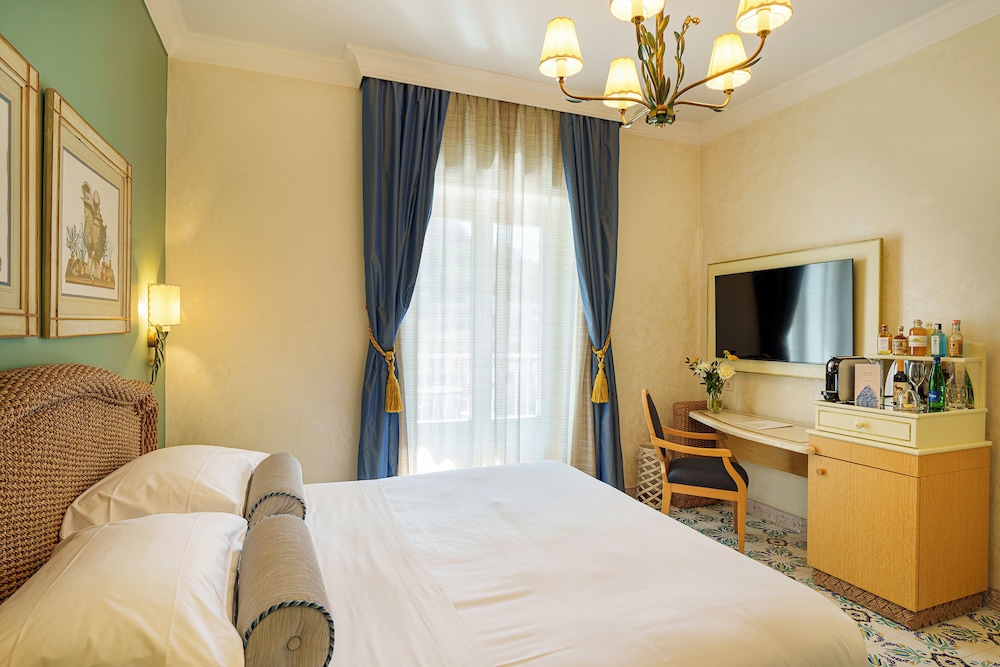DELUXE, DOUBLE OR TWIN BED, BALCONY