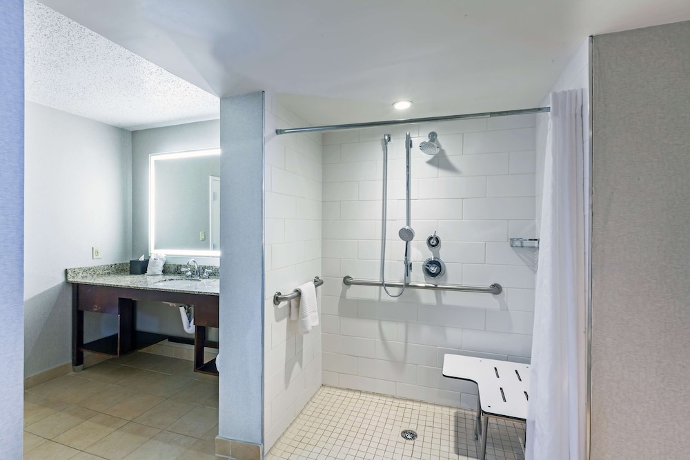 Embassy Suites by Hilton Dallas Market Center 21/72