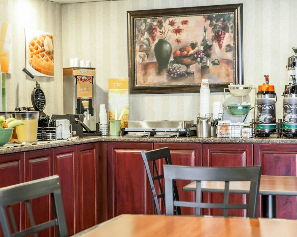 Quality Inn Aurora Naperville Area 33/41