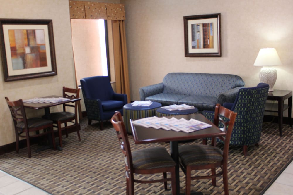 Holiday Inn Express & Suites Kansas City-Liberty (Hwy 152), an IHG Hotel 63/74