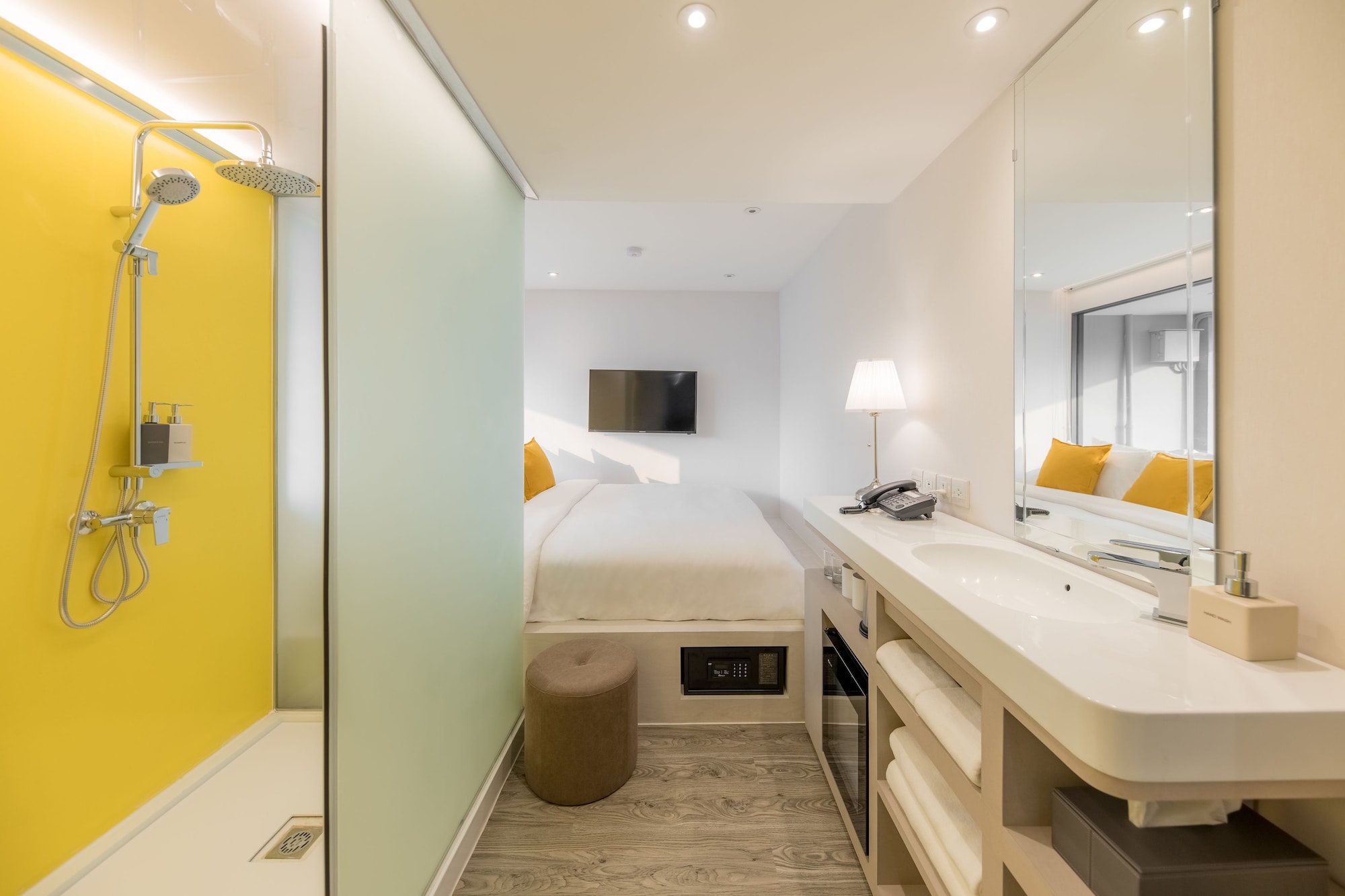 Economy, King Bed, City View, YELLO ROOMS Victory Monument 2/2