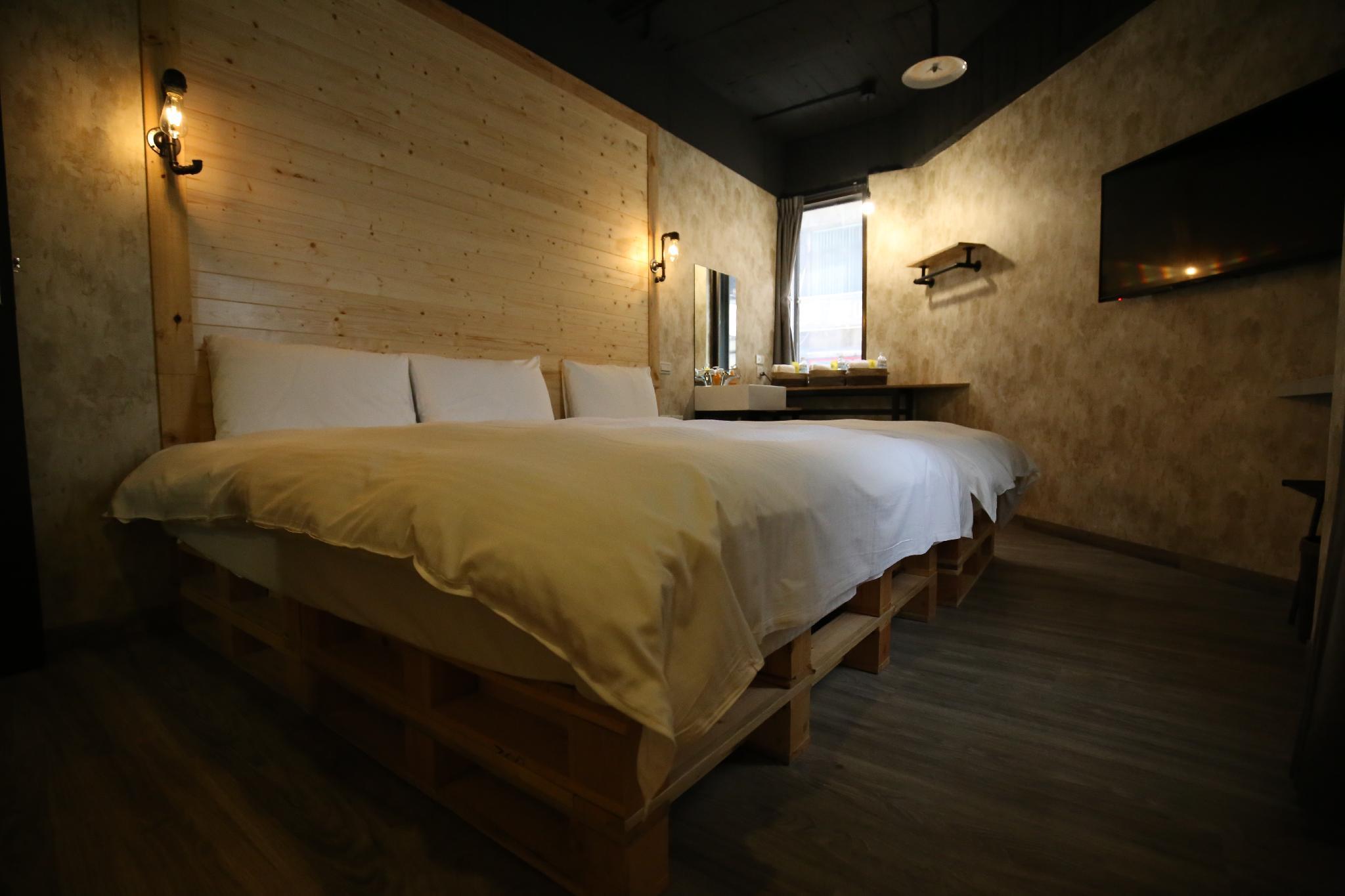 ROOM, TRIPLE, SHARED BATHROOM