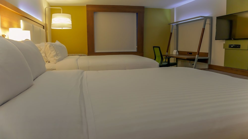 Holiday Inn Express & Suites Miami Airport East 26/69
