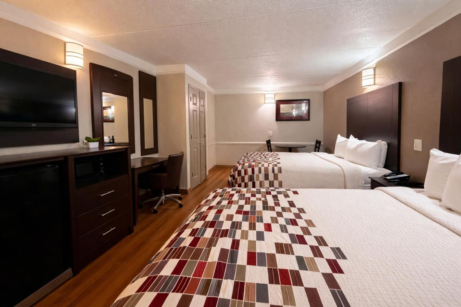Suite, 3 Queen Beds, Queen Bed, Kitchen