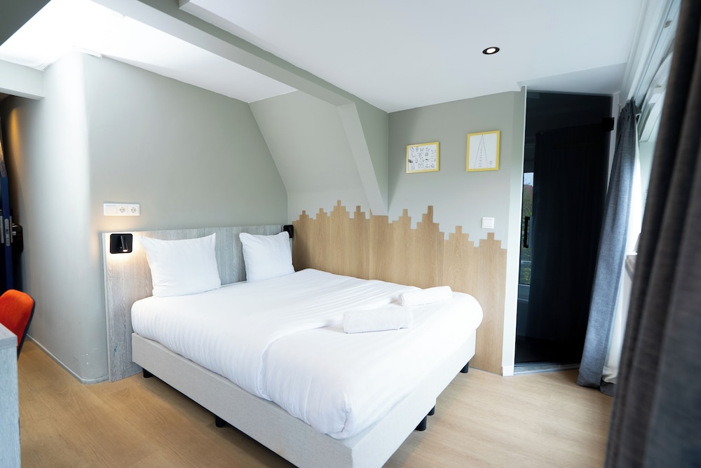 Crown Hotel 17/50