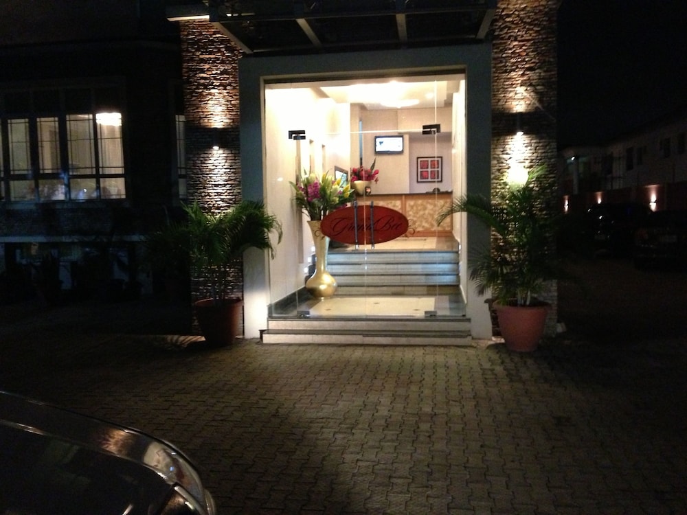 GrandBee Suites 34/39