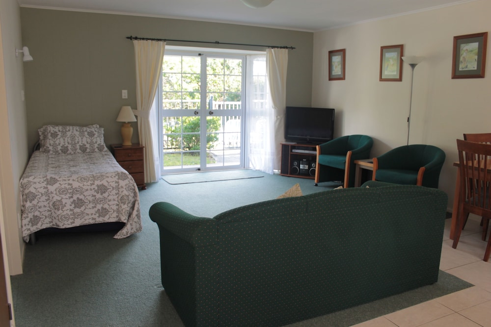 Ash Grove Boutique Motel 53/70