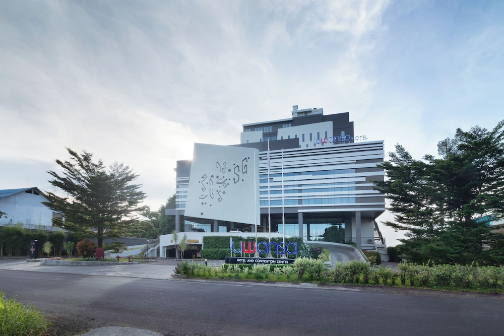 Luwansa Hotel and Convention Center 4/50
