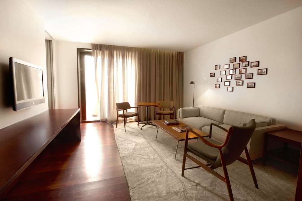 Square Nine Hotel Belgrade 44/81