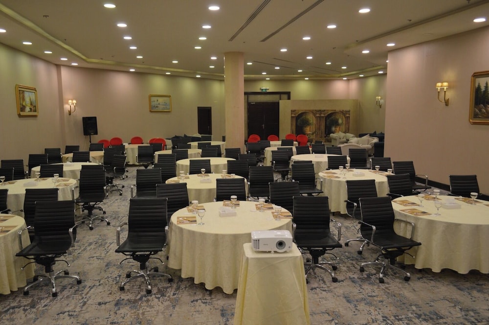جولدن توليب حائل(Golden Tulip Hotel) 33/39