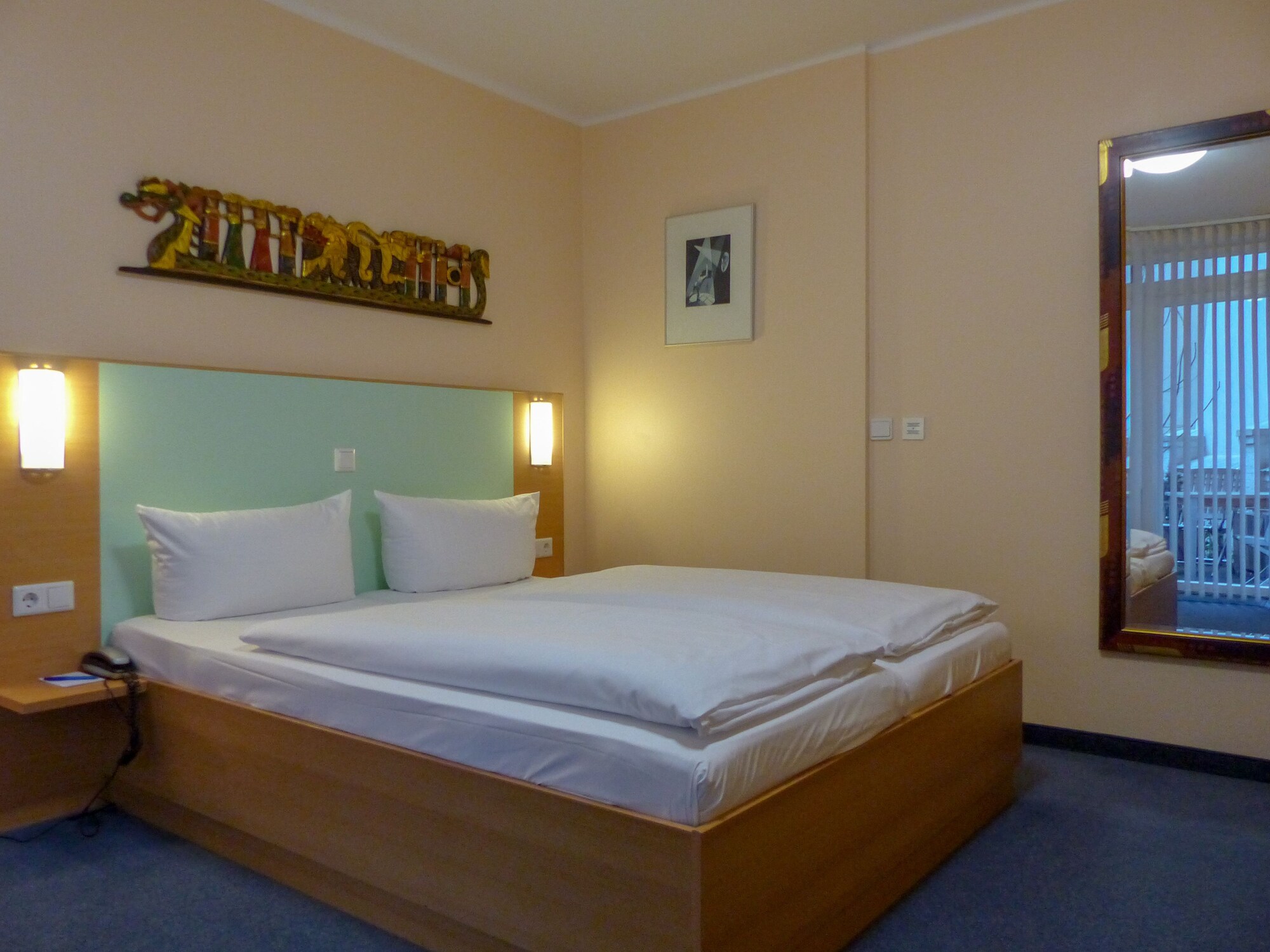 ROOM, DOUBLE BED