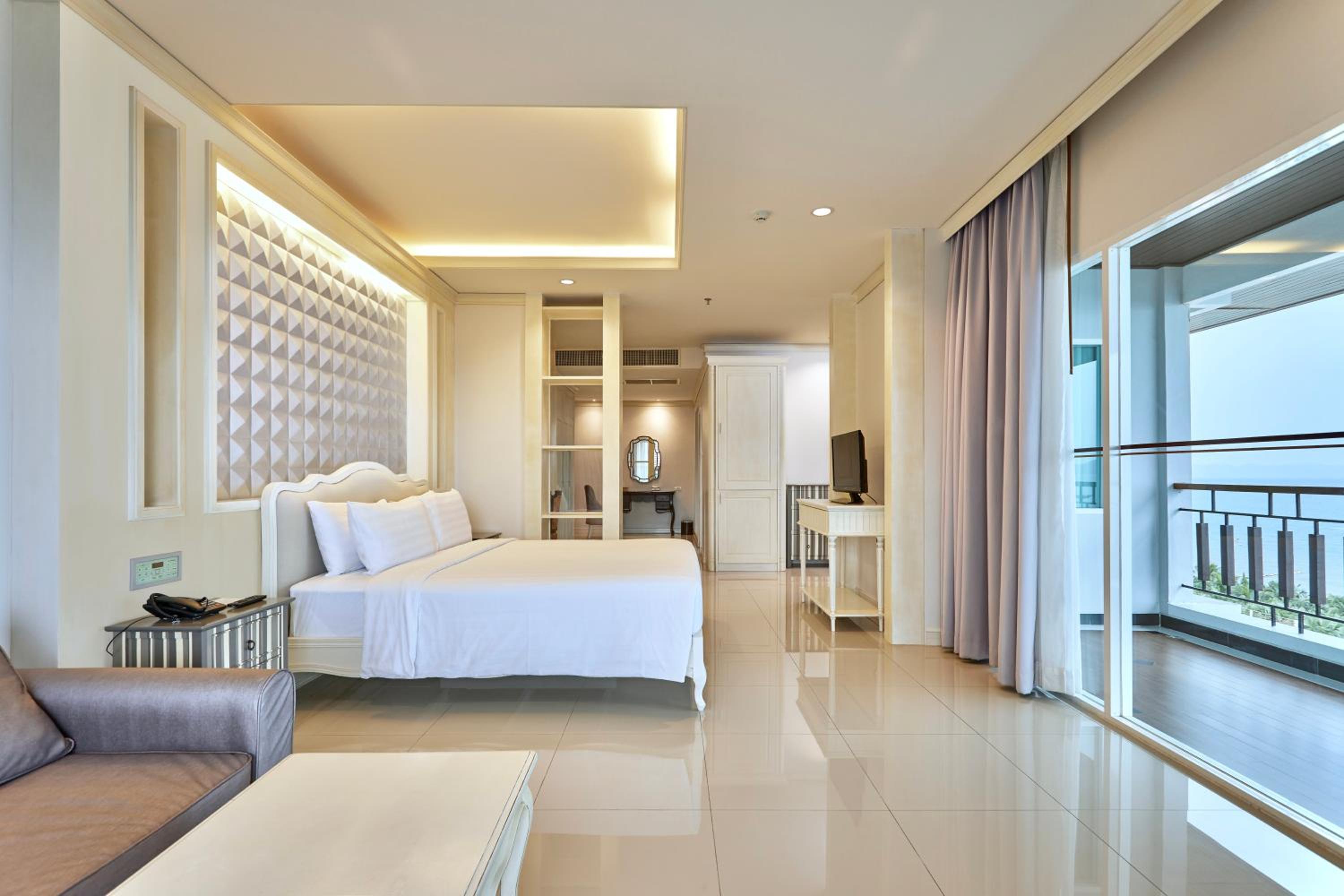 Suite, South Wing, High Floor