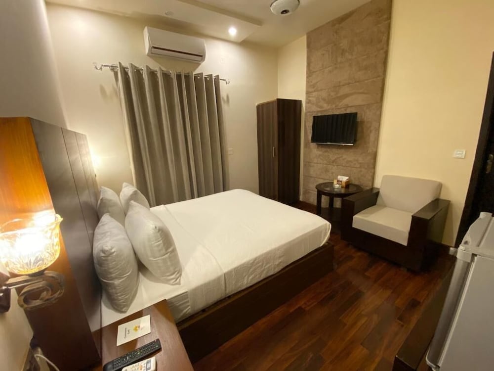 Shelton’s Rezidor Lahore 37/51
