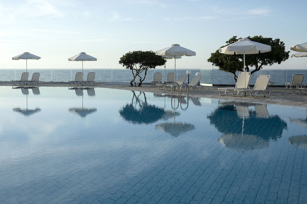 Maritimo Beach Hotel 57/65