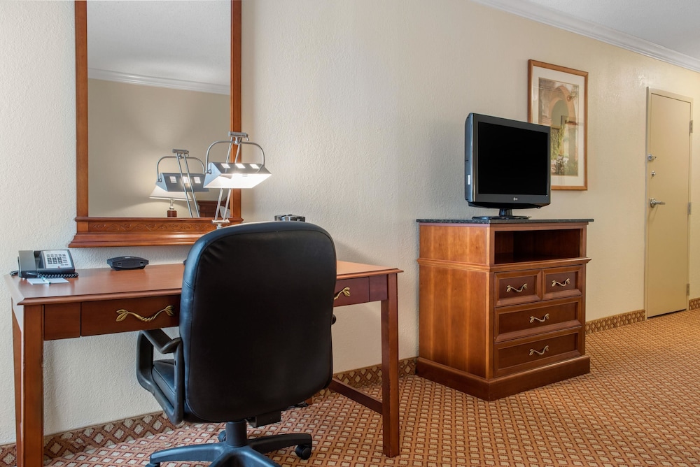 Quality Hotel Conference Center Cincinnati Blue Ash 42/45