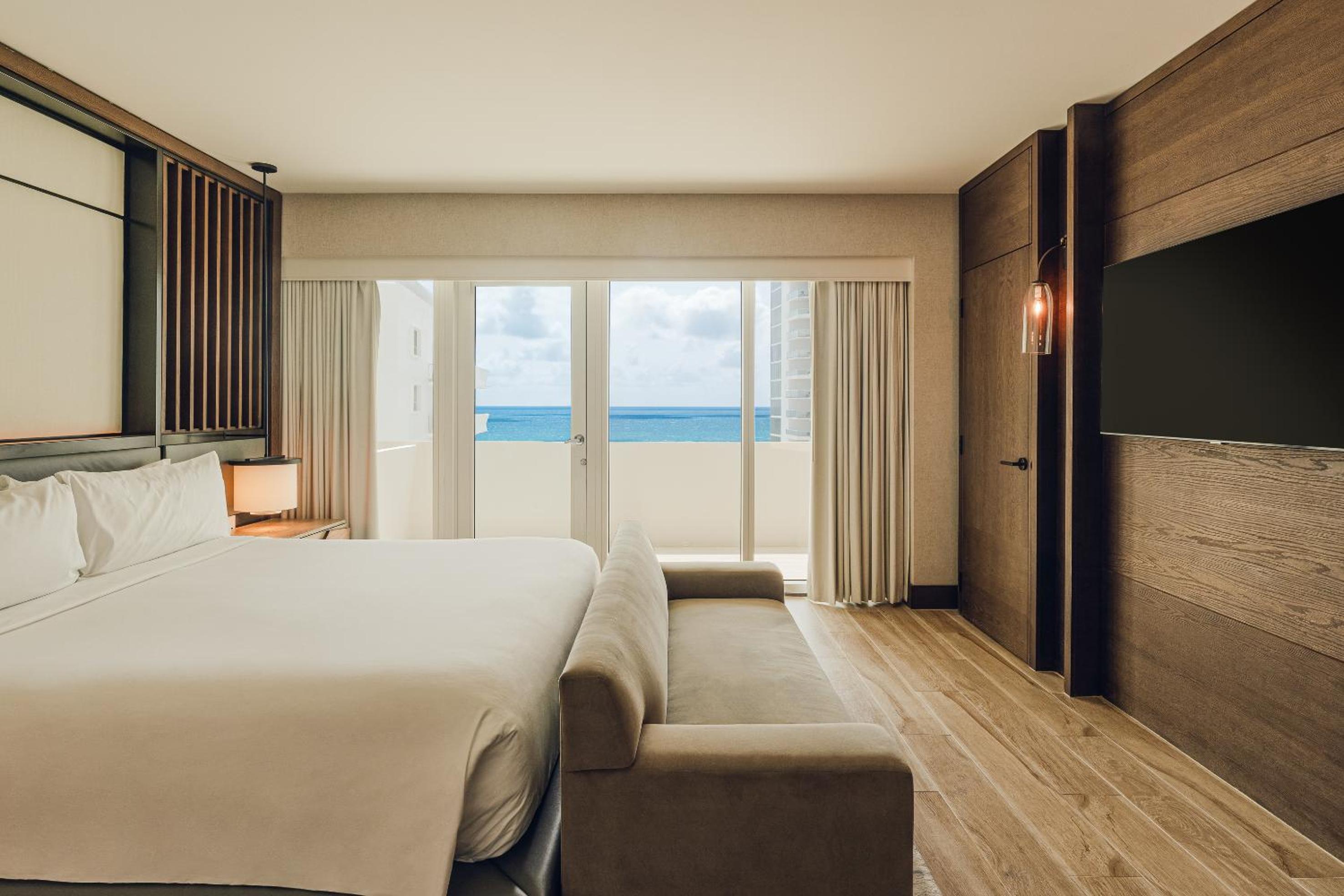 1 Bedroom, Suite, King Bed, Bay View, Balcony