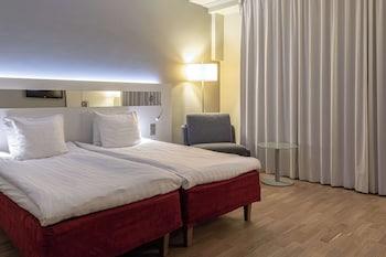 Family 3, Twin Beds, No Window