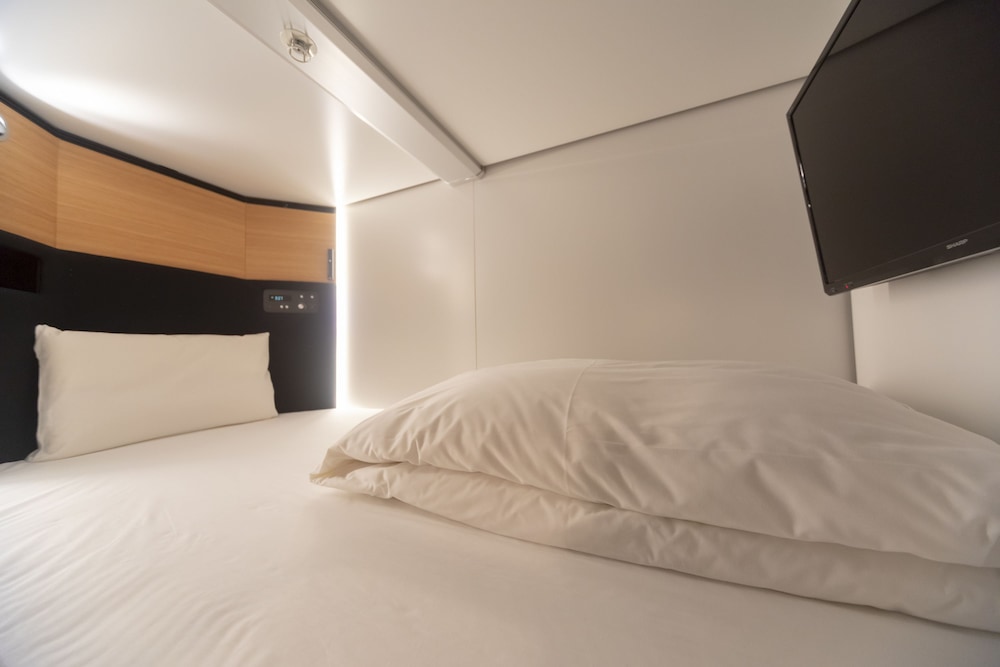 Female Only, Upper, Cabin