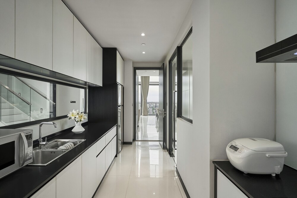 Lyve Inc Hotel And Residence 69/70