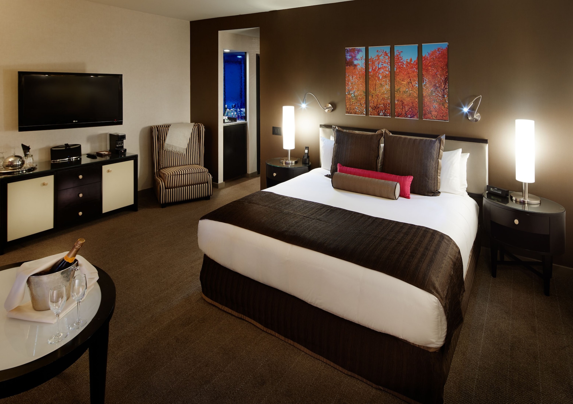 ROYAL, SUITE, KING BED